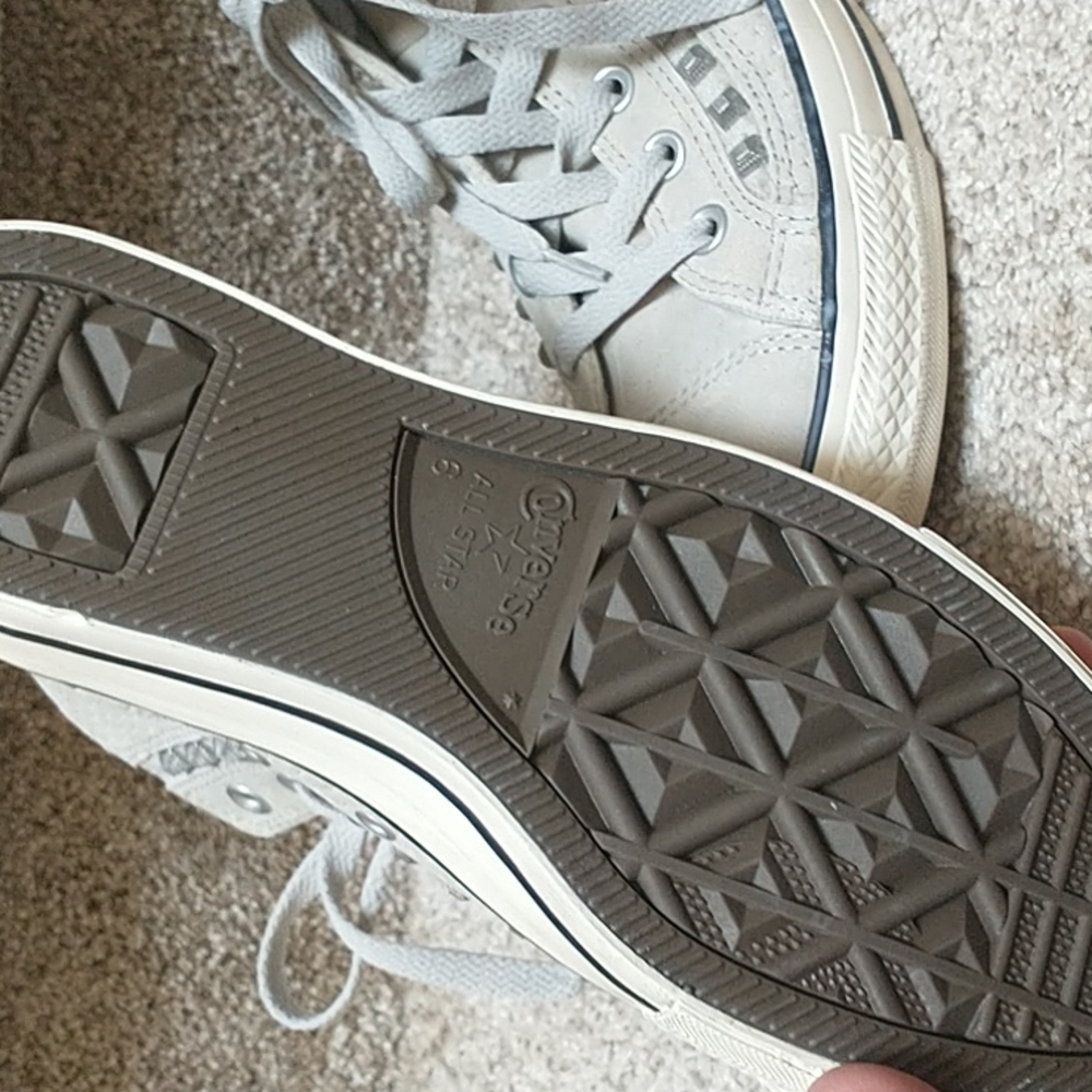 Converses - Picture 2 of 4